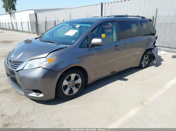 5TDKK3DC1GS716759 2016 TOYOTA SIENNA - Image 2