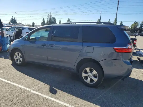 5TDKK3DC1GS718334 2016 TOYOTA SIENNA - Image 2