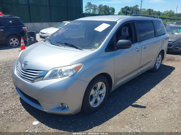 5TDKK3DC1GS719743 2016 TOYOTA SIENNA - Image 2