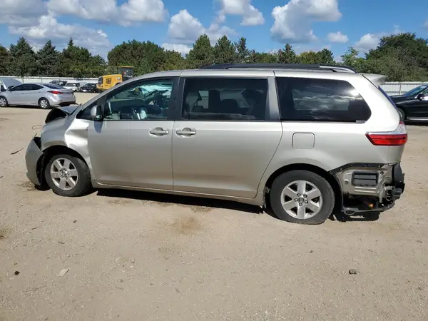 5TDKK3DC1GS730757 2016 TOYOTA SIENNA - Image 2