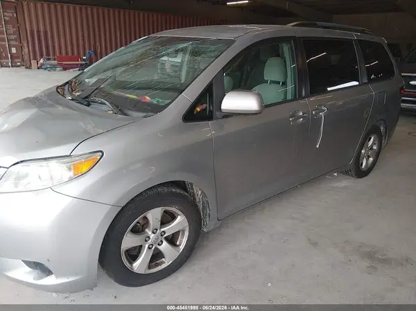 5TDKK3DC1GS738096 2016 TOYOTA SIENNA - Image 2