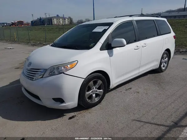 5TDKK3DC1GS738325 2016 TOYOTA SIENNA - Image 2