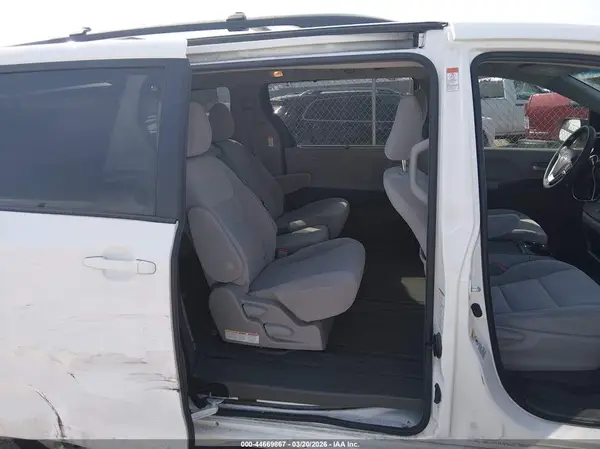 5TDKK3DC1GS738325 2016 TOYOTA SIENNA - Image 8