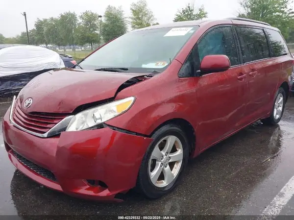 5TDKK3DC1GS742813 2016 TOYOTA SIENNA - Image 2