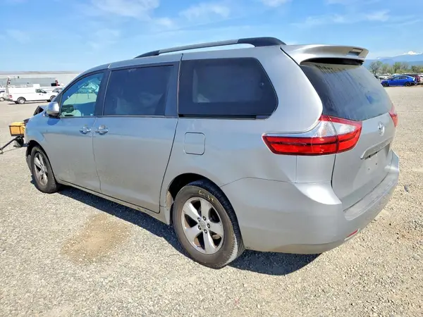 5TDKK3DC1GS745324 2016 TOYOTA SIENNA - Image 2