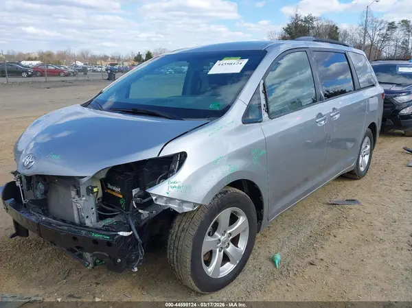 5TDKK3DC1GS748613 2016 TOYOTA SIENNA - Image 2