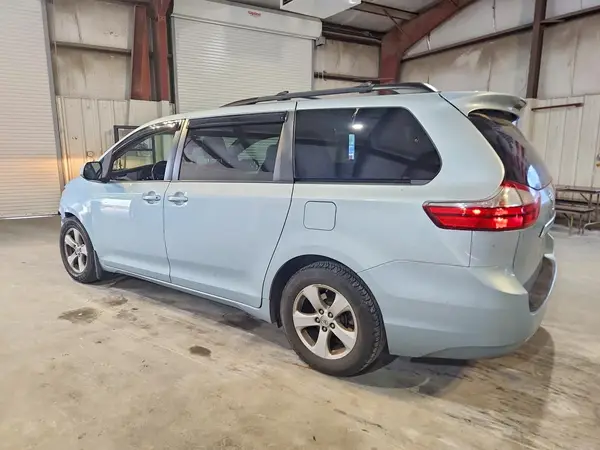 5TDKK3DC1GS753651 2016 TOYOTA SIENNA - Image 2