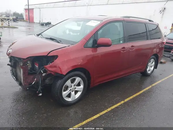 5TDKK3DC1GS755092 2016 TOYOTA SIENNA - Image 2