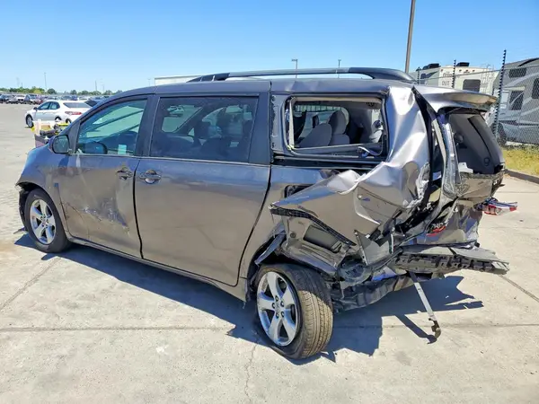 5TDKK3DC1GS759160 2016 TOYOTA SIENNA - Image 2