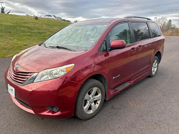 5TDKK3DC1GS760552 2016 TOYOTA SIENNA - Image 2