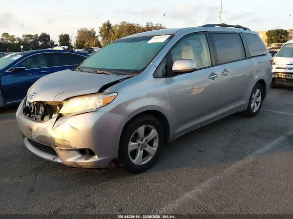 5TDKK3DC2GS706077 2016 TOYOTA SIENNA - Image 2