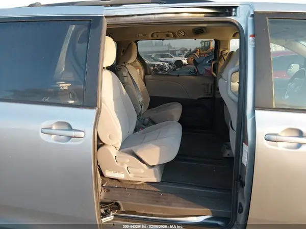 5TDKK3DC2GS706077 2016 TOYOTA SIENNA - Image 8