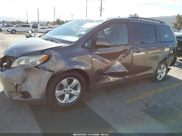 5TDKK3DC2GS711778 2016 TOYOTA SIENNA - Image 2
