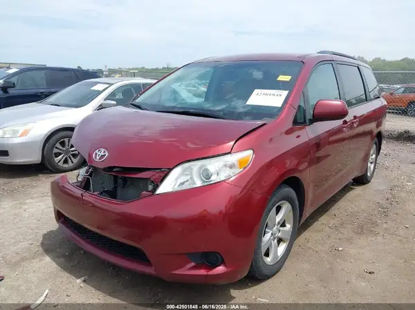 5TDKK3DC2GS718956 2016 TOYOTA SIENNA - Image 2