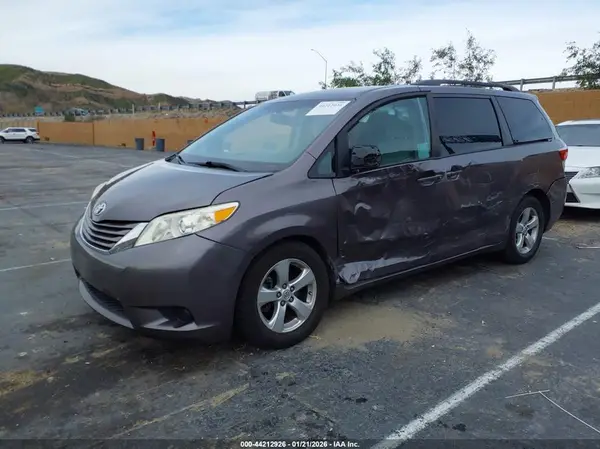 5TDKK3DC2GS720092 2016 TOYOTA SIENNA - Image 2