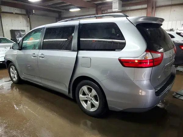5TDKK3DC2GS721856 2016 TOYOTA SIENNA - Image 2