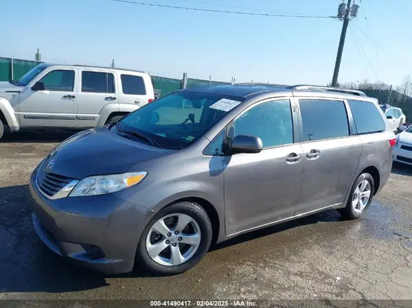5TDKK3DC2GS726247 2016 TOYOTA SIENNA - Image 2