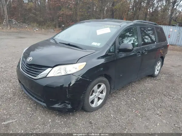 5TDKK3DC2GS727429 2016 TOYOTA SIENNA - Image 2