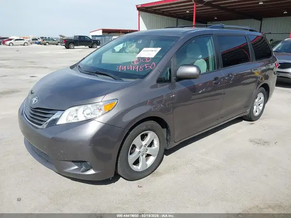 5TDKK3DC2GS731142 2016 TOYOTA SIENNA - Image 2