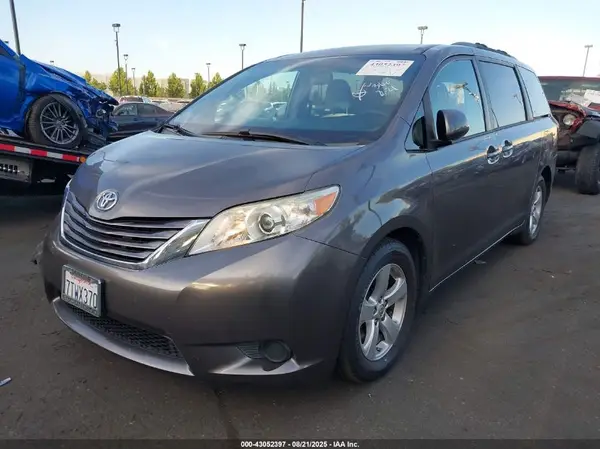5TDKK3DC2GS731450 2016 TOYOTA SIENNA - Image 2