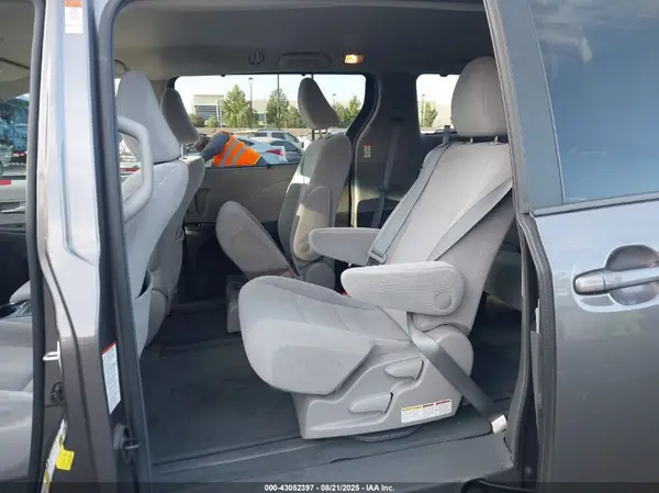 5TDKK3DC2GS731450 2016 TOYOTA SIENNA - Image 8