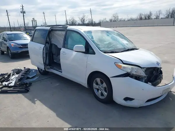 5TDKK3DC2GS731724 2016 TOYOTA SIENNA - Image 1