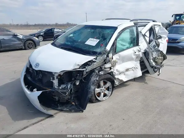 5TDKK3DC2GS731724 2016 TOYOTA SIENNA - Image 2