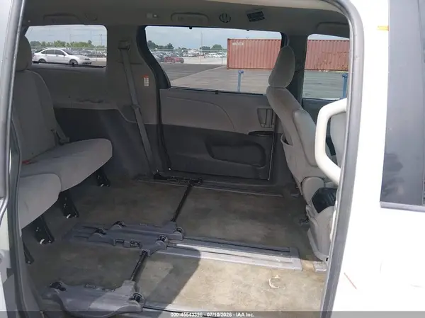 5TDKK3DC2GS735000 2016 TOYOTA SIENNA - Image 8