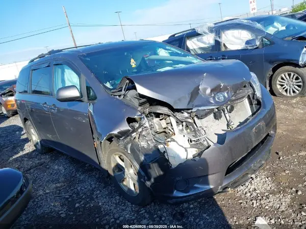 5TDKK3DC2GS738818 2016 TOYOTA SIENNA - Image 1