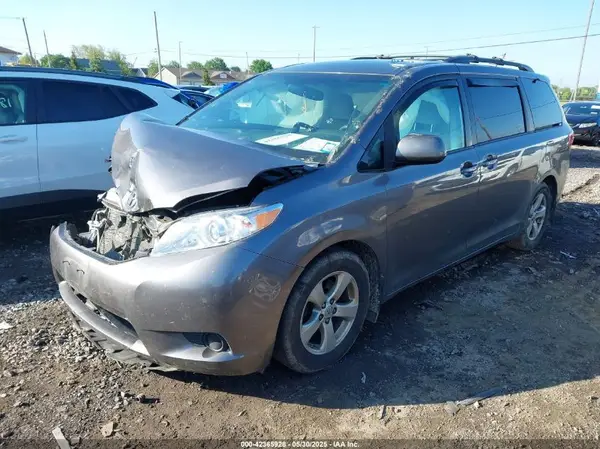 5TDKK3DC2GS738818 2016 TOYOTA SIENNA - Image 2