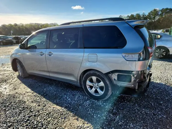 5TDKK3DC2GS744022 2016 TOYOTA SIENNA - Image 2
