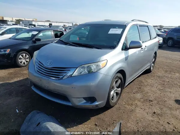 5TDKK3DC2GS750211 2016 TOYOTA SIENNA - Image 2