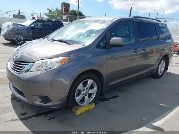 5TDKK3DC2GS753125 2016 TOYOTA SIENNA - Image 2