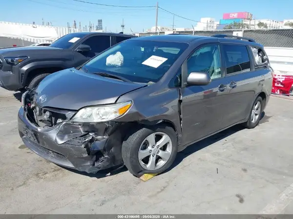 5TDKK3DC2GS757613 2016 TOYOTA SIENNA - Image 2