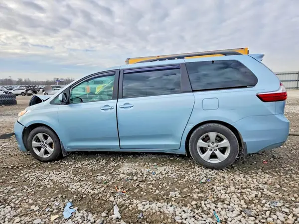 5TDKK3DC2GS760768 2016 TOYOTA SIENNA - Image 2