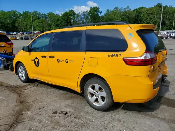 5TDKK3DC2GS764058 2016 TOYOTA SIENNA - Image 2