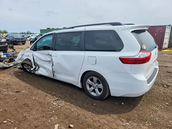 5TDKK3DC3GS696983 2016 TOYOTA SIENNA - Image 2