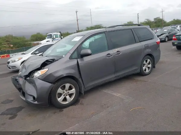 5TDKK3DC3GS708985 2016 TOYOTA SIENNA - Image 2