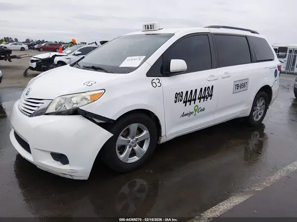 5TDKK3DC3GS711935 2016 TOYOTA SIENNA - Image 2