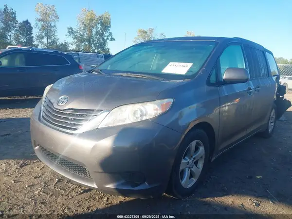 5TDKK3DC3GS717170 2016 TOYOTA SIENNA - Image 2