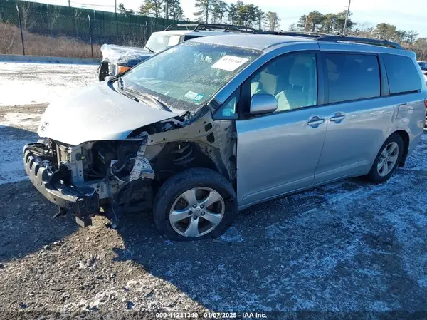 5TDKK3DC3GS718142 2016 TOYOTA SIENNA - Image 2