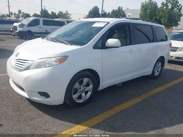 5TDKK3DC3GS720005 2016 TOYOTA SIENNA - Image 2
