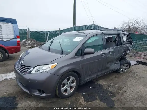 5TDKK3DC3GS734860 2016 TOYOTA SIENNA - Image 2