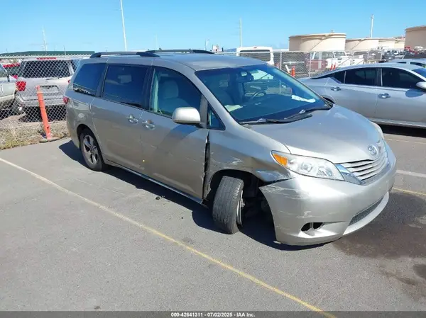 5TDKK3DC3GS735927 2016 TOYOTA SIENNA - Image 1