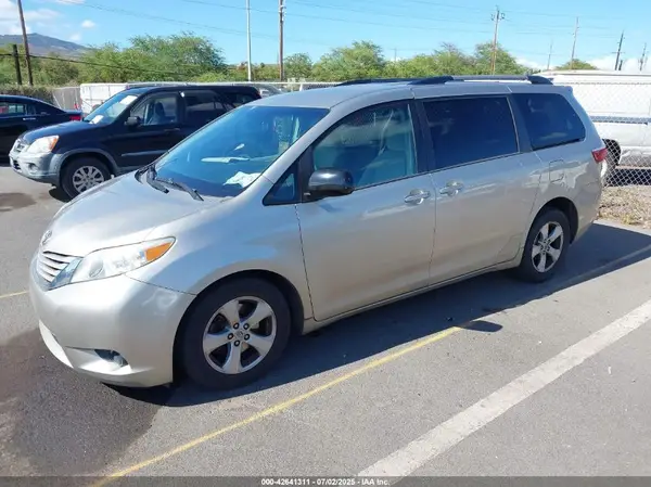 5TDKK3DC3GS735927 2016 TOYOTA SIENNA - Image 2