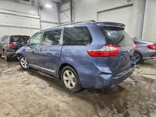 5TDKK3DC3GS737404 2016 TOYOTA SIENNA - Image 2