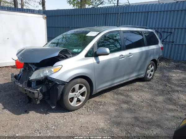 5TDKK3DC3GS739282 2016 TOYOTA SIENNA - Image 2