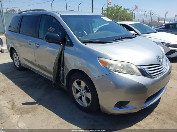 5TDKK3DC3GS739329 2016 TOYOTA SIENNA - Image 1