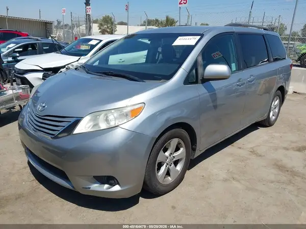 5TDKK3DC3GS739329 2016 TOYOTA SIENNA - Image 2