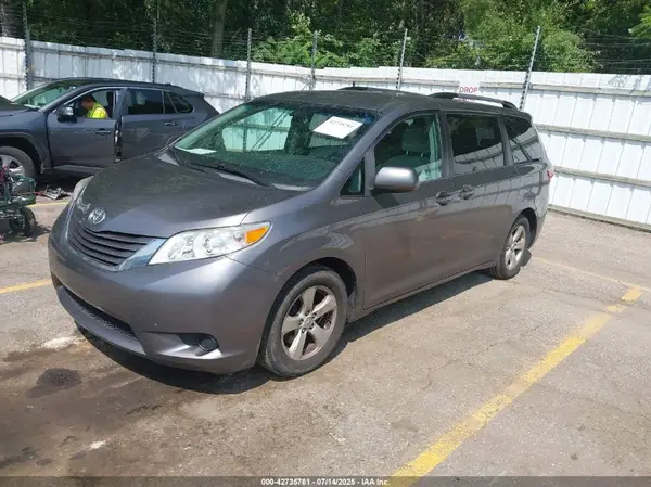 5TDKK3DC3GS744448 2016 TOYOTA SIENNA - Image 2